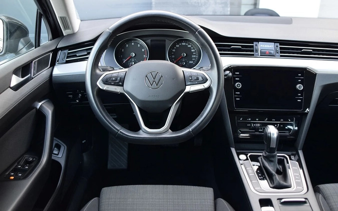 Volkswagen Passat cena 87899 przebieg: 58300, rok produkcji 2021 z Warszawa małe 529